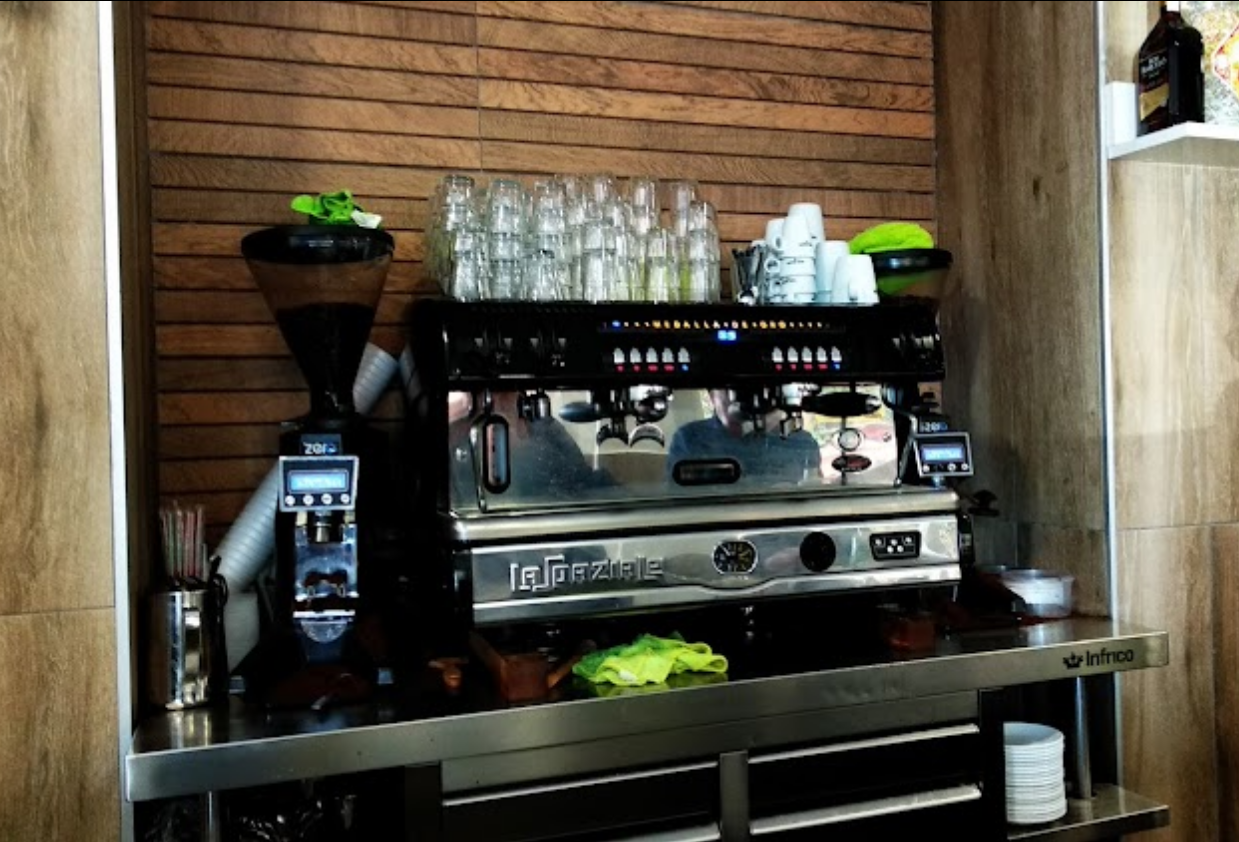 Máquina de café del local El Cerrillo, junto a sus molinillos y las tazas